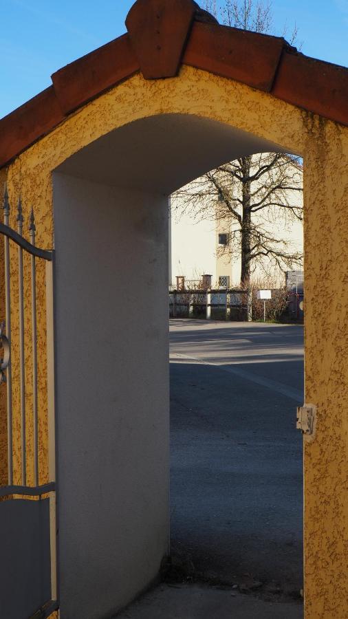 Le Logis De La Garenne Morestel Exterior foto
